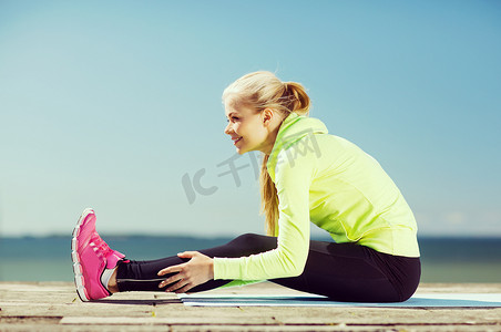 跑步运动的人摄影照片_在户外做运动的女人