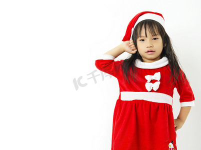 圣诞帽绿色摄影照片_白色背景中戴着红色圣诞帽的亚洲小女孩