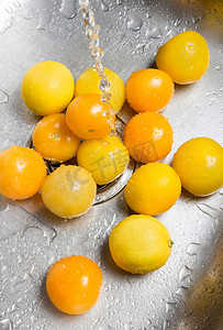 洗涤黄色西红柿和柠檬