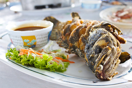 薄荷草叶子摄影照片_炸鱼配泰式辣海鲜酱。
