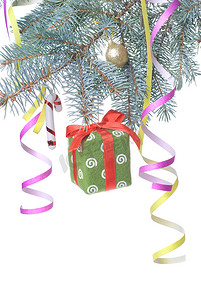 12狂欢节摄影照片_圣诞礼物和冷杉树枝上的装饰 whi 隔离