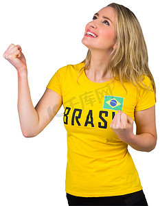 t恤女摄影照片_身穿巴西 T 恤的兴奋球迷
