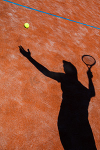 网球运动员在网球场上的影子