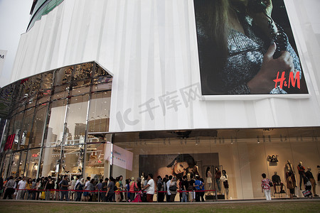 新店开业限时特惠摄影照片_H&M 马来西亚吉隆坡专卖店开业