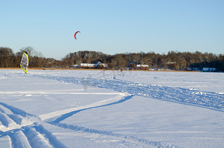 风筝摄影照片_人风筝冲浪板冰帆结冰的湖雪冬天