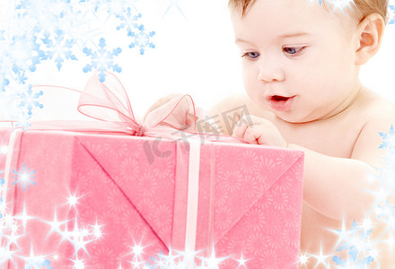 可爱礼物盒子摄影照片_有礼物盒的男婴