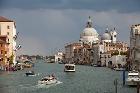 威尼斯 - 暴风雨前的大运河和礼炮景观