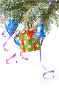 12狂欢节摄影照片_孤立的杉树枝上的圣诞球、礼物和装饰