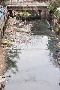 脏东西摄影照片_泰国曼谷被垃圾污染的河流