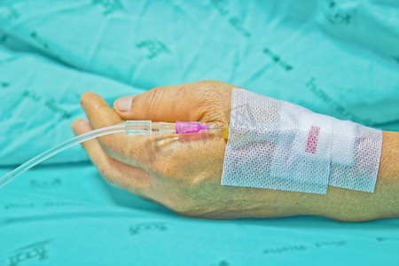 静脉注射摄影照片_一位在医院接受生理盐水静脉注射的女性患者的特写