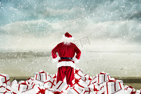 圣诞老人站在礼物堆上的合成形象