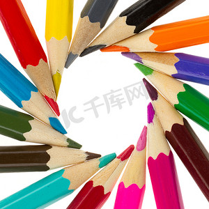 许多不同颜色的铅笔