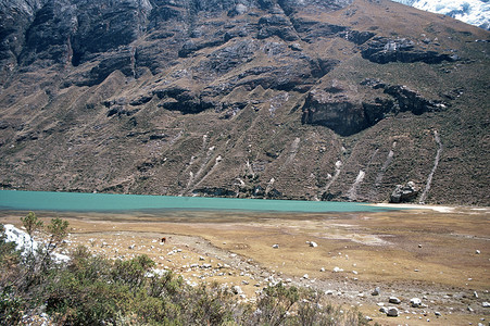 山谷中的湖泊到秘鲁科迪勒拉布兰卡的 Alpamayo 山大本营