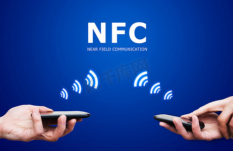 手持带 NFC 技术的智能手机-近场通信