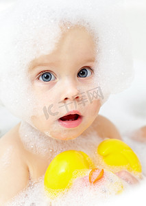 婴儿洗澡摄影照片_婴儿洗澡