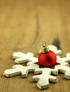 木橡木背景上的红色圣诞摆设。