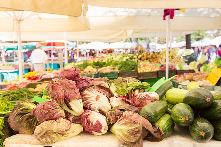 市场摊位摄影照片_蔬菜市场摊位。