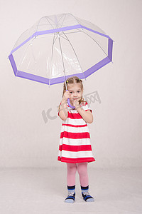 三岁女孩撑起了伞