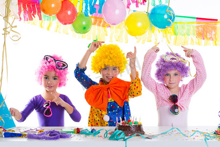 小丑气球摄影照片_带小丑假发的儿童生日快乐派对