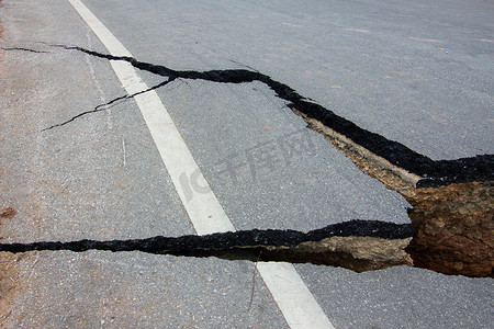 泰国清莱地震导致道路破损