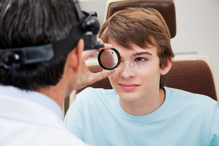 验光师进行散瞳视网膜检查