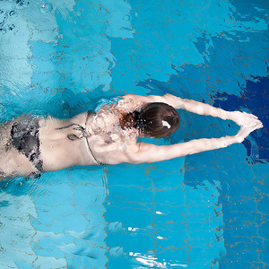 能源供热摄影照片_竞技游泳运动员在游泳池里潜水