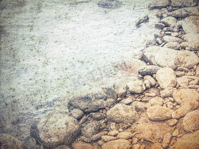 老脏的水背景，海中的石头