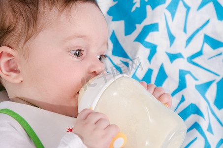 婴儿从瓶子里喝配方奶粉