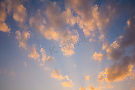 太阳橙色摄影照片_的天空背景与橙色的云彩在晚上。
