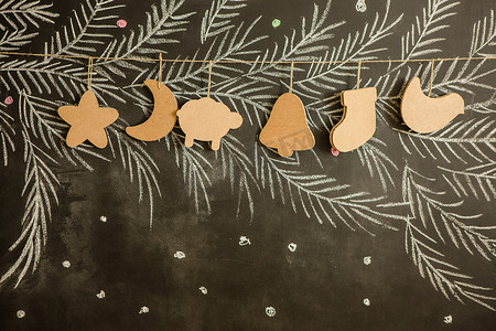 圣诞树或花环的纸板玩具。
