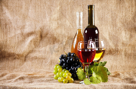 复古背景下的葡萄酒和葡萄