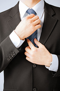 会议要求摄影照片_男人调整他的领带