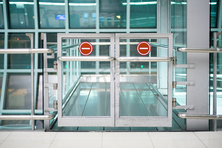 访问限制摄影照片_禁区门在机场