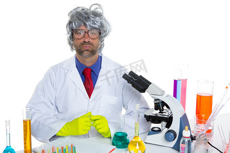 在实验室工作的书呆子疯狂科学家肖像