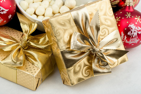 金色活动丝带摄影照片_圣诞装饰和带丝带的金色盒子