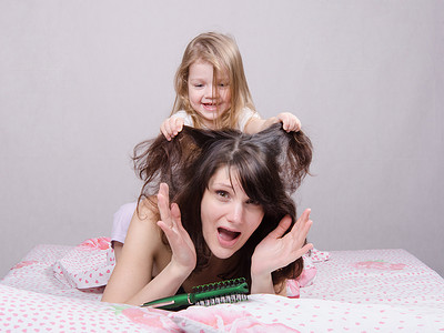 我的女儿拉她的头发妈妈