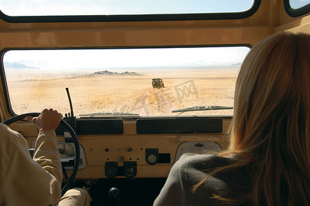 车在沙漠摄影照片_在沙漠中开车