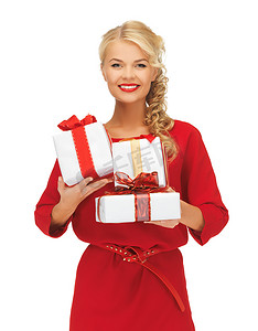 穿着红色连衣裙的可爱女人带着礼盒
