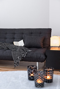 灯光房子摄影照片_客厅里的灰色沙发和舒适的灯光