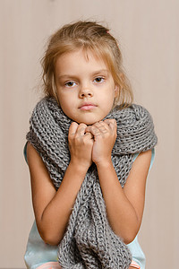 有病的五岁女孩裹着围巾