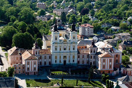 拜月摄影照片_乌克兰 Berezhany - 5 月 17 日从鸟的飞行 Berezhany 以其许多建筑纪念碑而闻名的城市景观，以其原始形式保存