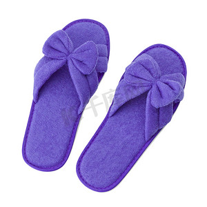 孤立的柔软漂亮的紫色拖鞋