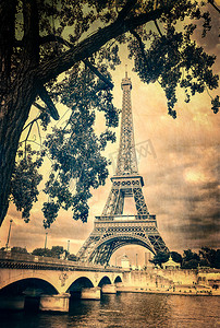 黑色和白色的树摄影照片_埃菲尔铁塔复古复古与树和桥