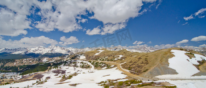 从科罗拉多州 Cottonwood Pass 山顶俯瞰落基山脉