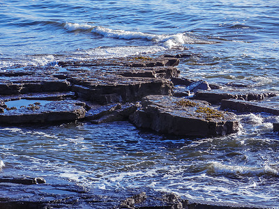 海浪冲击线冲击海滩上的岩石