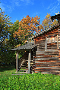 农村建设摄影照片_在秋天木头中的农村木房子