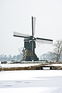 荷兰乡村的雪域传统风车