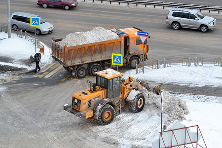 雪街摄影照片_通过专用设备清理积雪。
