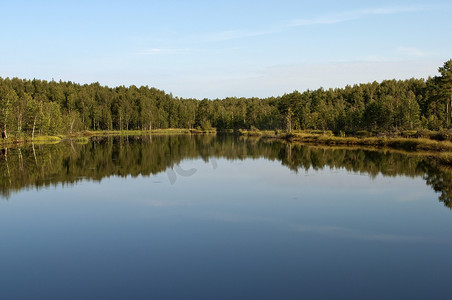 森林蓝天摄影照片_森林湖