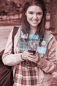 微笑的年轻女性在她的未来派智能手机上工作